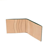 Portafoglio da uomo in pelle martellata verde con spazio per banconote, 8 carte di credito, documenti, prodotto da Pianigiani Bags.